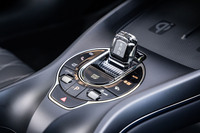クリスタルをモチーフとしたシフトセレクターは標準装備のアイテム。シフトパネルには、パワーユニットのオン／オフや、ドライブモード切り替え、ハザードランプのスイッチなどが機能的に配置されている。