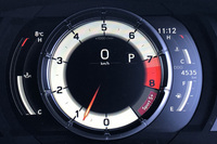 最高出力481PS、最大トルク535N・mを発生する「IS500」の5リッターV8エンジン。レッドゾーンは2段階になっており、7000rpmからは淡い赤、7200rpmから先は濃い赤が配色されている。レクサスのスーパーカー「LFA」の美声は本当に素晴らしかったが、こちらのサウンドにもそれに近い響きがある。