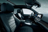 インテリアには、高光沢なブラック仕上げと、流れるようなラインデザインを施した「MANUFAKTURハイグロスブラックフローイングラインピアノラッカーウッドインテリアトリム」が採用された。