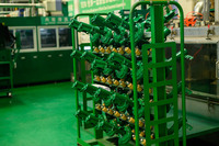 テインの中国工場内部にて。現在は年間30万本の生産量を、2030年には100万本にまで拡大する計画だ。