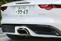 
	マフラーエンドはセンターの1本出し。排気音は走行モードに合わせて変化するほか、スイッチ操作で音質だけを変更できる。
	