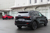 マツダR＆Dセンター横浜にて、新旧「CX-5」（写真右が新型、同左が従来型）。3代目は初代・2代目と同じく人気モデルとなれるのか？　要注目である。