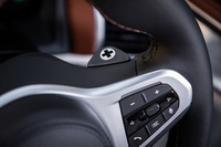 ステアリングホイールの裏側に「アルピナ スイッチトロニック」のボタンを装備。右側でシフトアップ、左側でシフトダウンの操作が行える。アルミ削り出しでブラック仕上げのシフトパドルも、オプション（6万8000円）で用意されている。