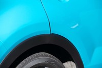 右のリアフェンダー上部。テスト車ではドアとクオーターパネルのチリが微妙に合っていなかった。