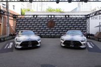 Y-3デザインのラッピングが施された「メルセデスAMG GT63クーペ」の展示車両。