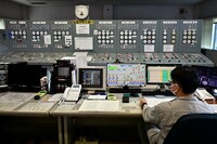 24時間監視を続ける発電所のコントロール室。安房川第二発電所は、今回のツアーのために特別公開された。