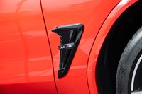 「X4 M」ロゴが刻まれたサイドギルもグロスブラックで仕立てられる。