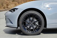 新デザインの17インチアルミホイール。純正のホイールはソフトトップ車が16インチ、「RF」が17インチで、タイヤサイズも前者が195/50R16、後者が205/45R17と、後者のほうがワイドで低偏平となる。