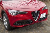 フロントまわりのデザインは、「ステルヴィオ」の他グレードと共通。バイキセノンヘッドランプやフォグランプが標準で備わる。