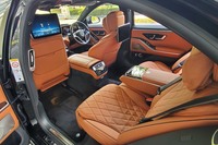 今回の試乗車には、11.6インチモニターや「MBUX」リアタブレット、ワイヤレスヘッドホン、フットレスト付きエグゼクティブシート（助手席側後席）などがセットになる「リアコンフォートパッケージ」がオプションで装着されていた。