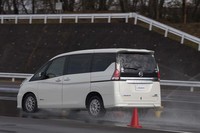 「日産セレナ」にミシュランのエコタイヤ「エナジーセイバー＋」と「クロスクライメート＋」を装着し、ウエットブレーキング性能を比較テスト。
