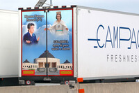 カラブリアを拠点にしている運送会社のトラック。かつて実在した地元出身の人物で、“神のしもべ”とあがめられている“マンマ・ナトゥッツァ”がプリントされている。