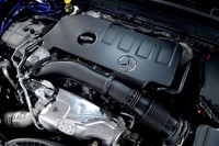 「GLB250 4MATICスポーツ」のガソリンターボエンジン。ディーゼルターボの「GLB200d」に対して、最高出力・最大トルクともに勝っている。