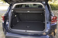 荷室の容量は580～670リッター（後席がスライドするため）。後席の足元空間はそれなりだが、荷室の容量はだいぶ充実している。