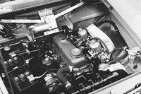 1964年にはスポーツグレードの「1200SS」が登場。ツインキャブレター仕様の1.2リッターエンジンは65馬力の最高出力を発生した。
