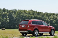 エクステリアは、19インチアルミホイールや、4本のスポーツテールパイプ、サテンシルバーのドアミラーカバー／ウィンドウフレーム、さらに、スキッドプレートなどの専用パーツで飾られる。