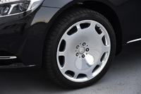 タイヤサイズは前が245/40R20（写真）、後ろが275/35R20。