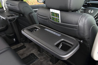 運転席と助手席の背面には、折りたたみ式のテーブルや、ポケットが備わる。