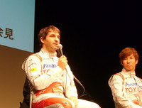 ティモ・グロック（写真左）と小林可夢偉。日本GPのマシンは（シンガポール比で）トータルのダウンフォースを上げつつ、ドラッグ（空気抵抗）をそこそこ抑えた仕様になるという。