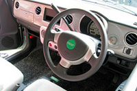 
	ラパンのウサギマークに代わり、グリーンに白字のベネトンマークが配される。ベース車の「X」グレードはオーディオが標準装備されるが、ベネトンバージョンはすべてオーディオレスとなる
	 