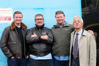 所沢航空発祥記念館の坪井健司館長（写真右端）と、ゼロ戦に同行した「プレーンズ・オブ・フェイム」のスタッフ。3人のうち一番右に見えるジョン・マロニー氏は、アメリカ国内における正式なゼロ戦の操縦資格を持っている。