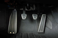 「911R」の操作ペダル。アクセルペダル（右端）はオルガン式で、左端にはフットレストが設けられている。写真は左ハンドル車のもの。