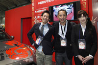 「www.3rong.com」の編集長を務める高畑尚樹さん（写真左）。