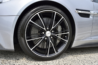 タイヤサイズは前が255/35ZR20で、後ろが305/30ZR20。ブレンボのカーボン・セラミック・マトリックス（CCM）ブレーキシステムが備わる。