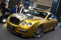ゴールドに塗り、ボンネットには桜吹雪を入れた「ベントレー・コンチネンタルGT」。トーヨータイヤのブースにて。