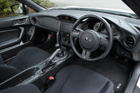 「RA」のインテリア。標準はエアコンレス（ヒーター機能のみ）、オーディオレスとなるが、テスト車にはオプションのマニュアルエアコンが装備されていた。