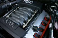 「オールロードクワトロ 4.2 V8」などはエンジンカバーで覆われるが、ニューA8はプラグソケットなど、エンジンの一部を見ることができる。