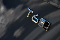 リアゲートに装着された「T6 AWD Inscription」のエンブレム。