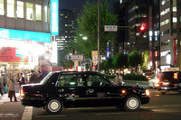 神保町交差点で右折待ちをする“スーパーデラ”。