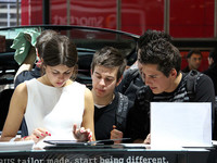 スマートのスタンドで。はいはい君たち、調子にのってあまり近づかないようにネ……。2010年ボローニャショー。