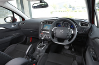 「セダクション アップグレードパッケージ」のインテリア。スマートキーシステムが採用されており、ドライバーはキーを携帯していれば、イグニッションスイッチを押すだけでエンジンを始動できる。
    