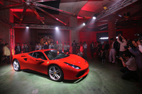 東京で行われた「フェラーリ488GTB」発表会の様子。
    