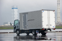 長年にわたり、国内における小型トラックのベストセラーに君臨する「いすゞ・エルフ」。乗用車では考えられない多彩なバリエーションが取りそろえられている。写真は「ワイドキャブ ロングボディー ドライバン」。