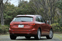 「Q5ハイブリッド」は、ガソリンモデルより全高が30mm低められている。「A8ハイブリッド」と同じく、新たに電動パワーステアリングを採用しているがステアリングフィールは上々だった。 