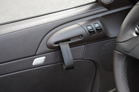 ドアハンドルがヒモに変更されている。これも軽量化のため!?
