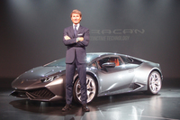 ヴィンケルマン社長と「ランボルギーニ・ウラカンLP610-4」。