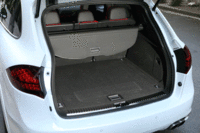 ラゲッジルームの広さは、通常で670リッター。後席を倒せば最大で1780リッターまで広げることができる。（写真をクリックすると、シートの倒れる様子が見られます）
    