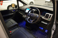 運転席まわりの様子。写真は、9インチの大画面ナビゲーションなど、オプションを装着したもの。