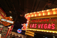 今回宿泊したモーテルは、ホテル「MGMグランド」のはす向かい。MGMグランド内のカジノやモールを通過すると、CES 2016の会場に向かうモノレール駅にたどり着く。筆者のこれまでの社会人人生で最も華やかな“通勤路”だった。