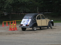 キャスタ−角によって外輪にはちゃんとネガティブキャンバーがつく2CV。