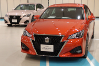 
	オプションのボディーカラーを選択した「クラウン アスリート」。写真手前の色は「茜色（アカネイロ）」で、奥に見える淡いピンクは「仄（ホノカ）」と名付けられている。
	