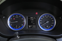 ブルーの差し色で飾られる、「SX4 Sクロス」のアナログ式メーター。中央にはマルチインフォメーションディスプレイがレイアウトされる。