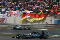 常勝軍団のチームメイト対決が再燃。今季まだ優勝のないロズベルグはレース後、トップのハミルトン（写真手前）が不必要にスローなペースで走り、2番手の自分（写真後方）は3位ベッテルに追われレースを台無しにされたと口火を切った。3戦を終え、ポイントリーダーのハミルトンはランキング3位のロズベルグに17点差をつけている。（Photo=Mercedes）
    