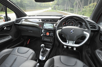 小径のレザーステアリングにアルミペダルと、室内はスポーティーな仕立て。試乗車にはディーラーオプションのナビゲーションシステムが装着されていた。