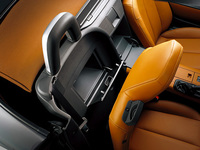 シートバックを倒すと現れるストレージボックス。RS/VSは蓋が付く（写真はVS）。
	（写真＝マツダ）
	 