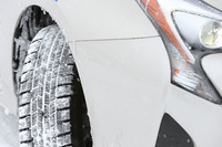 今回の試乗では、オールシーズンタイヤとスタッドレスタイヤの比較も行われた。写真は「トヨタ・プリウス」に装着された「アイスナビ6」。